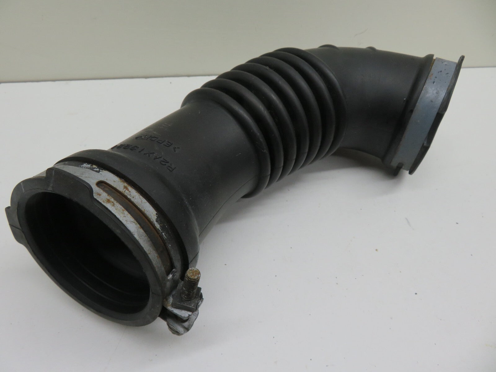 MAZDA CX7 AIR INTAKE PIPE R2AX13221 2008-2012 1414-14
