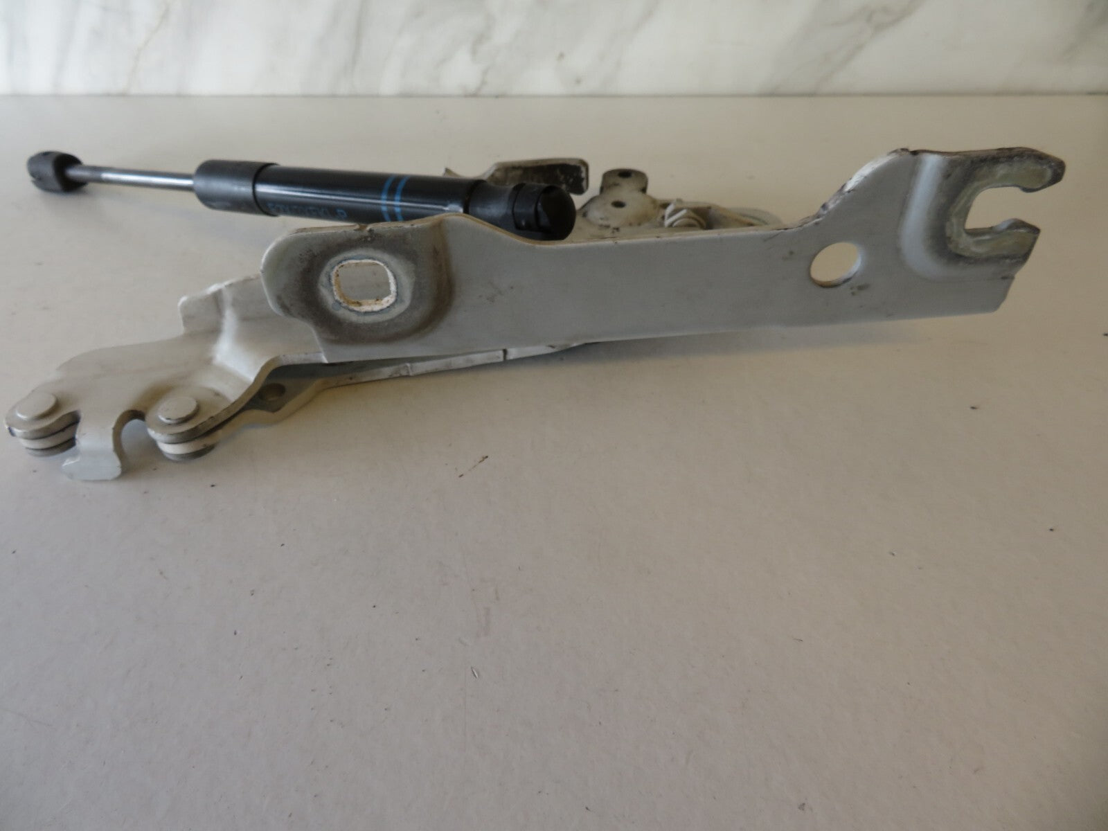 BMW 1 SERIES F20 BONNET HINGES IN WHITE 2012-2018 AMS1310