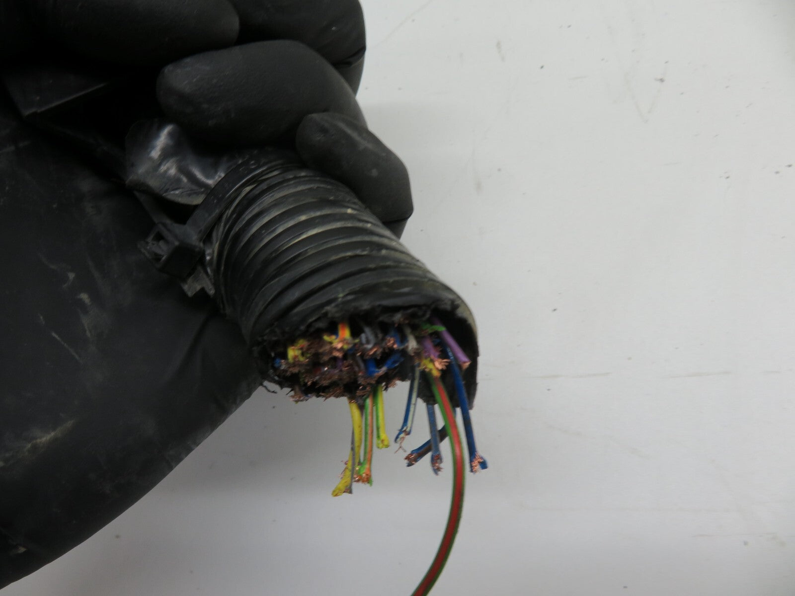 FORD FIESTA MK7 ST180 ENGINE BAY FUSE BOX WITH CUT LOOM 2013-2017 1543-1