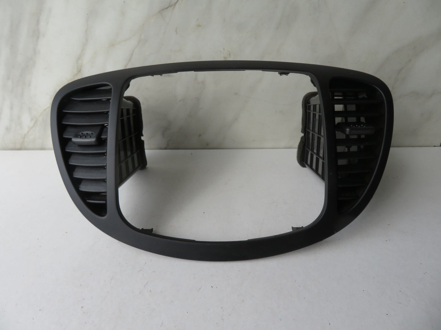 HYUNDAI I10 CENTRE CONSOLE AIR VENTS 2011-2013 A1355-2