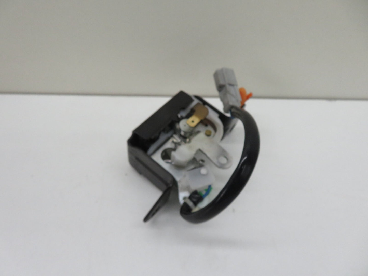 HONDA CRV MK2 REAR BOOT WINDOW LOCK CATCH 2002-2006 #1211-4