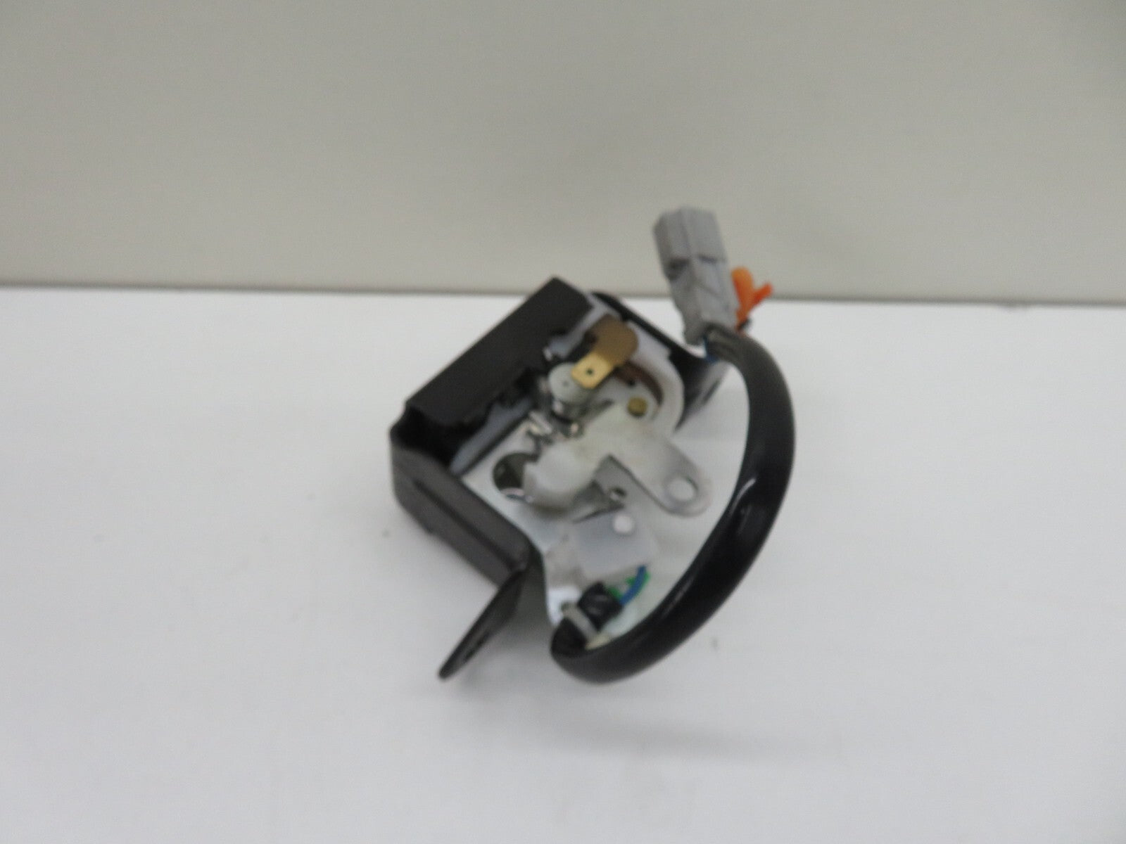 HONDA CRV MK2 REAR BOOT WINDOW LOCK CATCH 2002-2006 #1211-4