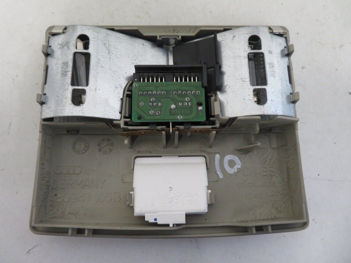 AUDI A8 D2 INTERIOR LIGHT 4B0947105B 1998-2002 1426-10