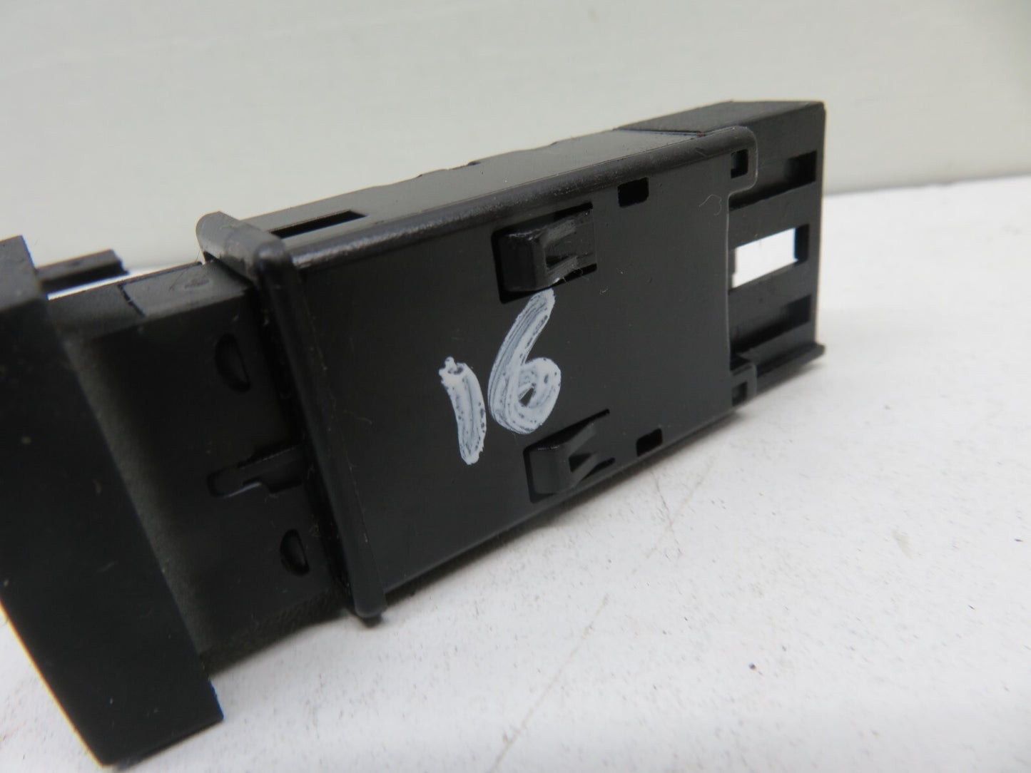 LAND ROVER FREELANDER 1 REAR DEMIST SWITCH YUE500130 2004-2006 1752-16