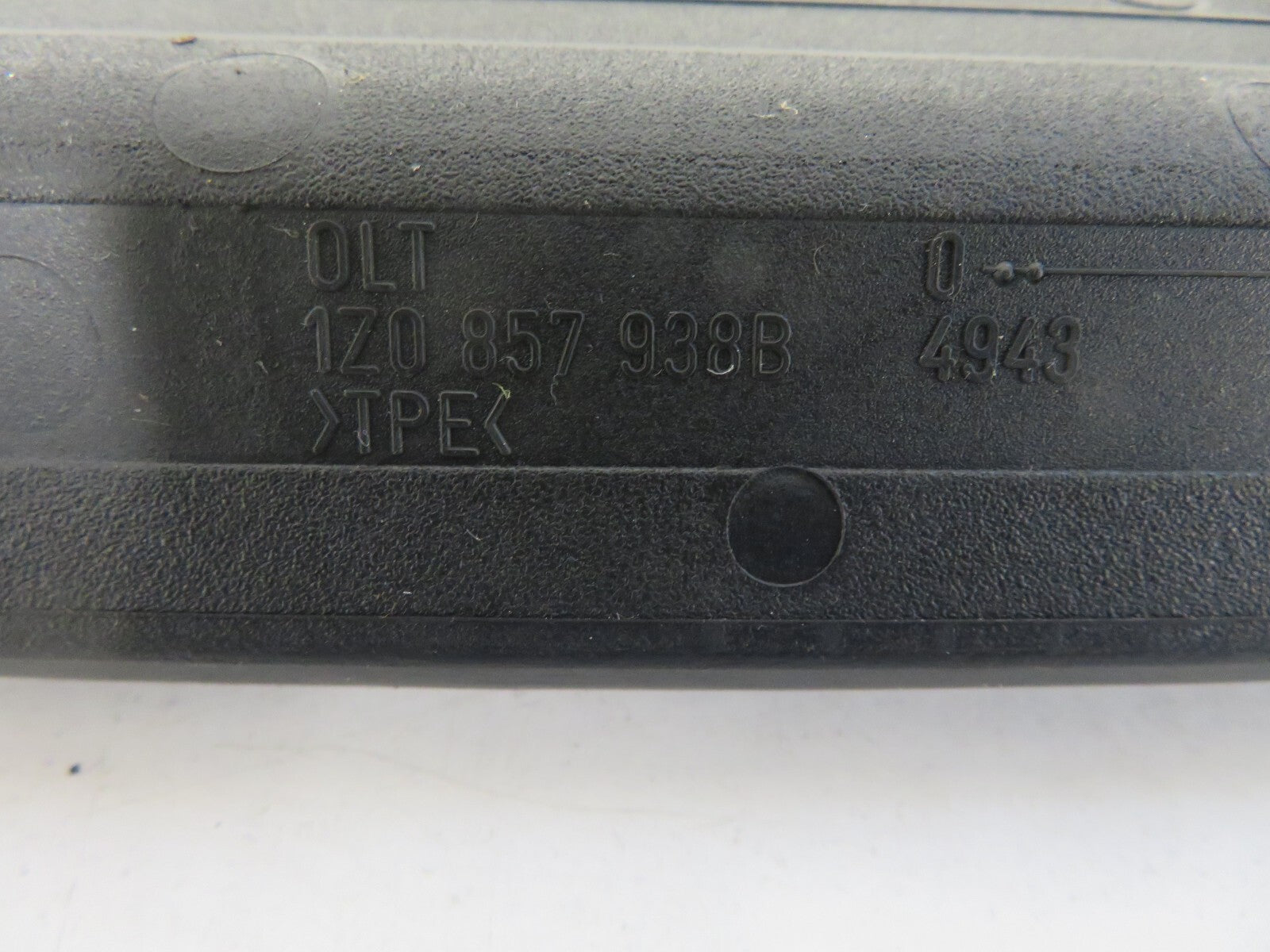 SKODA OCTAVIA CENTER CONSOLE RUBBER INSERT TRIM 1Z0857938B 2006-2013 1214-11