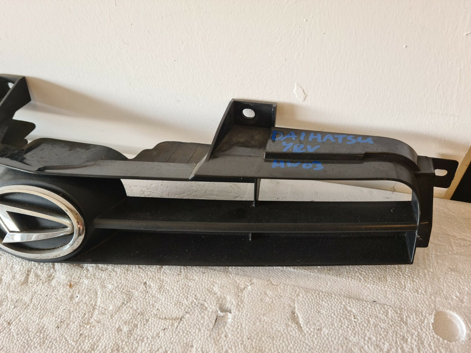 DAIHATSU YRV FRONT UPPER GRILLE 2001-2004
