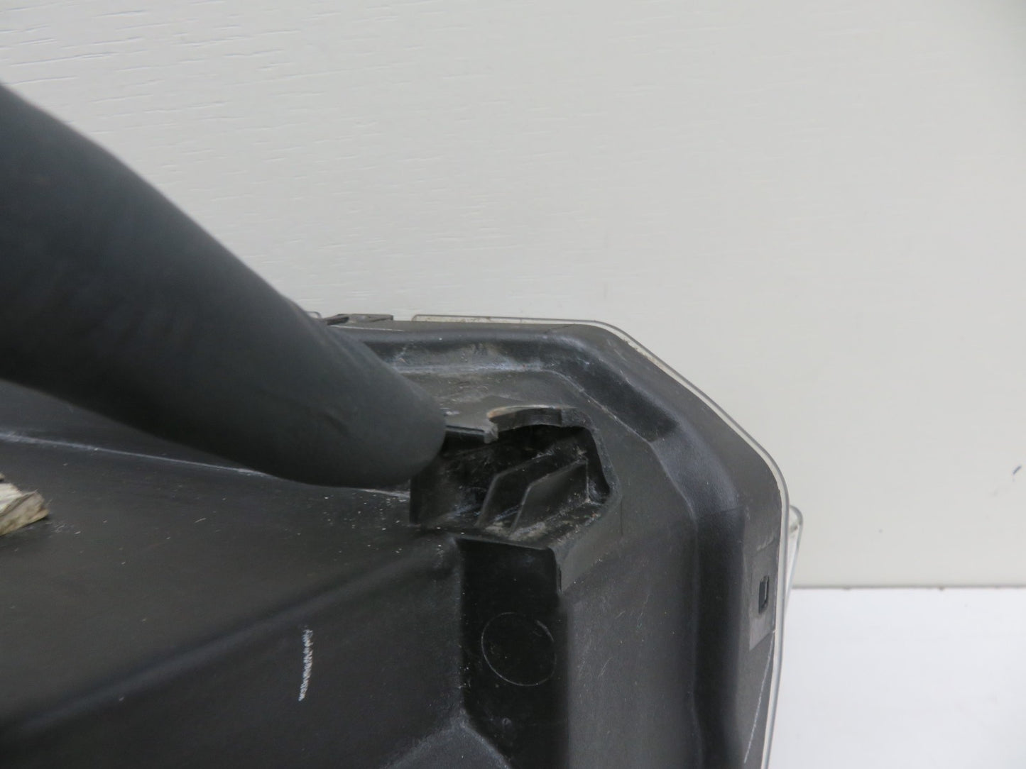 LAND ROVER FREELANDER 1 OS DRIVER HEADLIGHT (BOTTOM BRACKETS BROKEN) 2004-2006