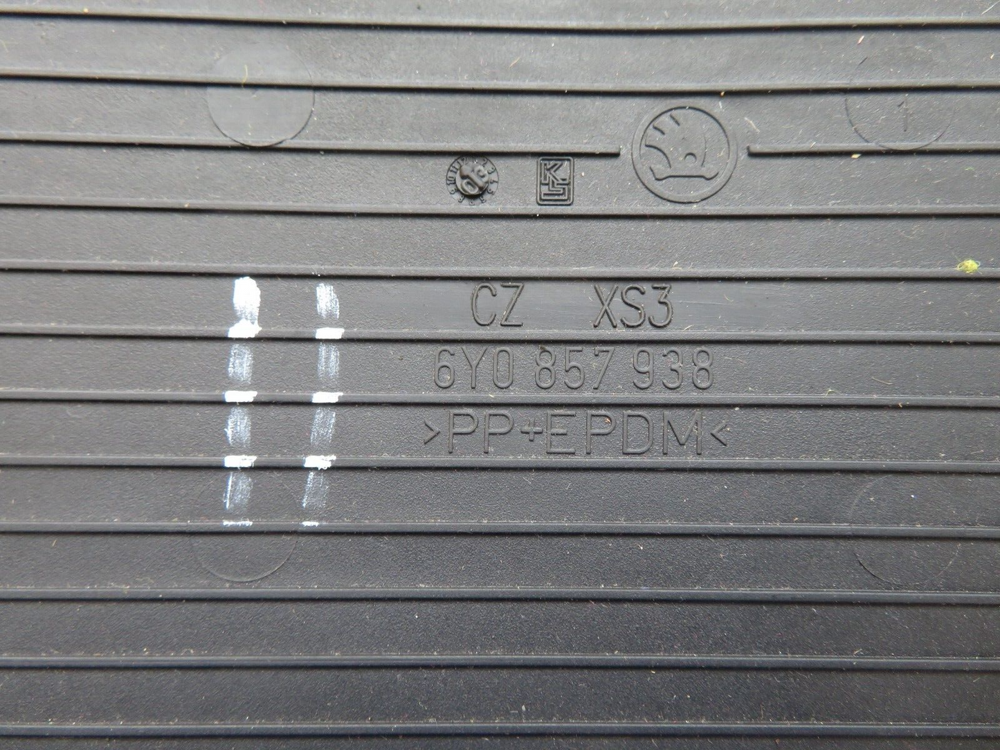 SKODA FABIA MK1 STORAGE DIN RUBBER INSERT 6Y0857938 1999-2004 1741-11