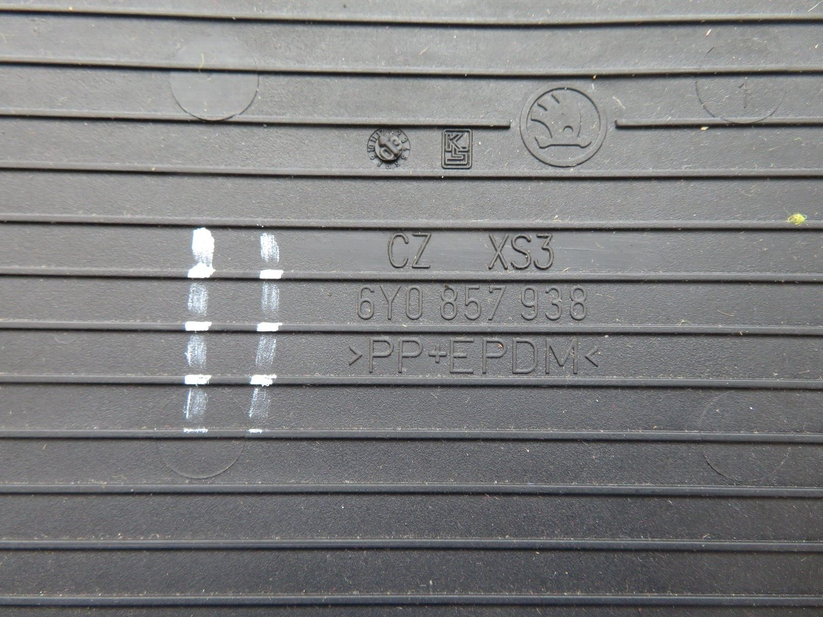 SKODA FABIA MK1 STORAGE DIN RUBBER INSERT 6Y0857938 1999-2004 1741-11