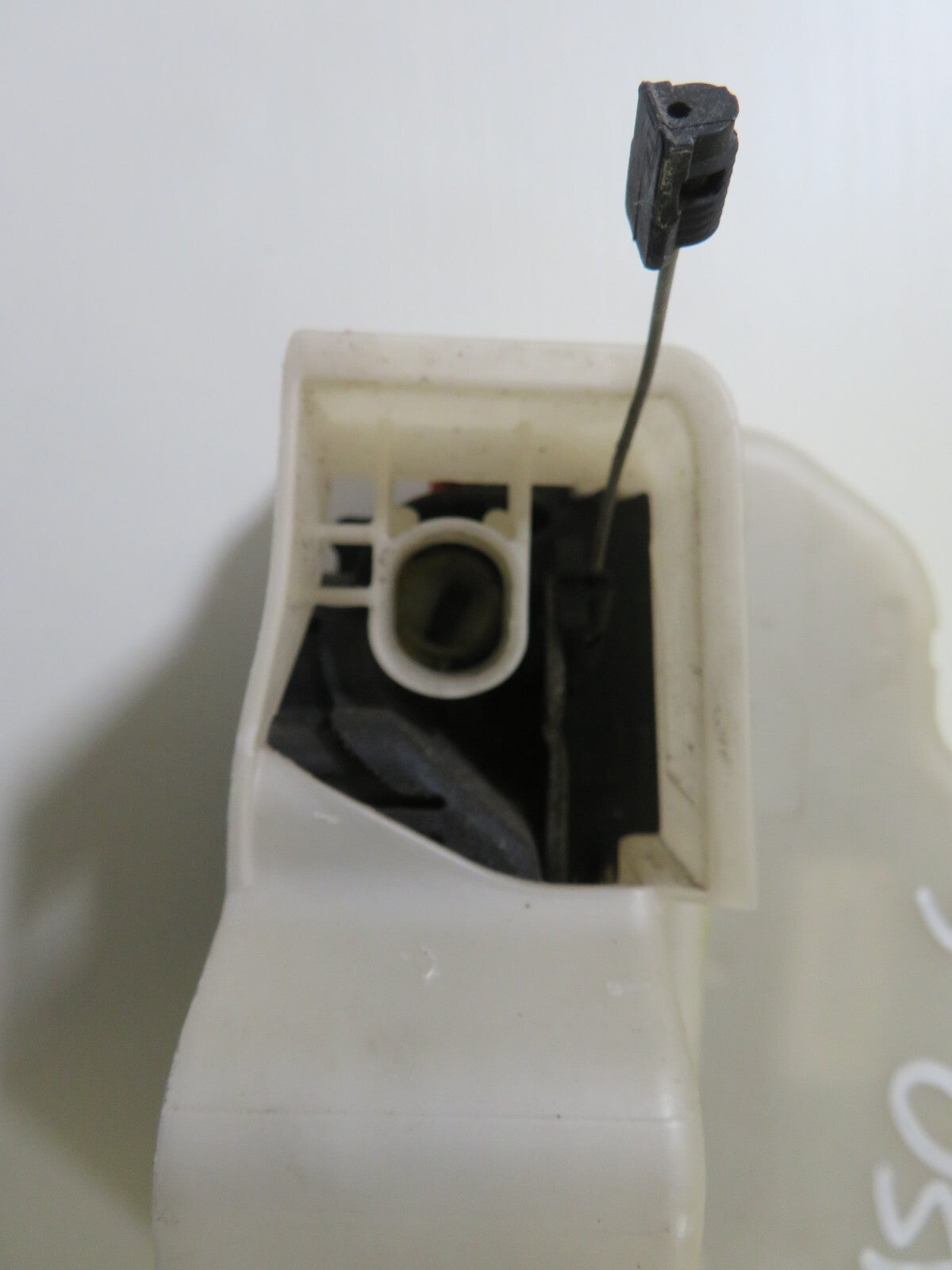 VW TOURAN OSF DRIVER FRONT DOOR LOCK CATCH 2003-2009 1701-3