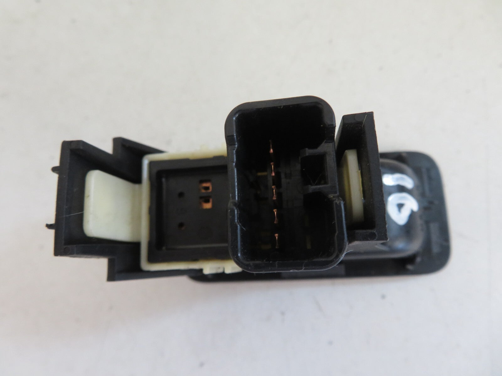 PEUGEOT 4007 NSR PASSENGER SIDE SEAT FOLD DOWN SWITCH 8610A051 2007-2012 1315-16