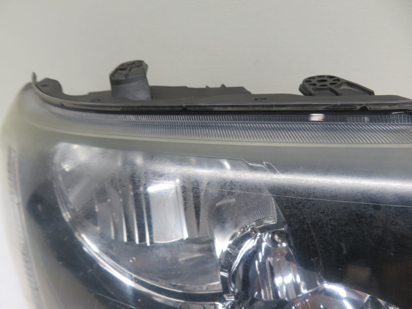 LAND ROVER FREELANDER 1 OS DRIVER HEADLIGHT (BOTTOM BRACKETS BROKEN) 2004-2006