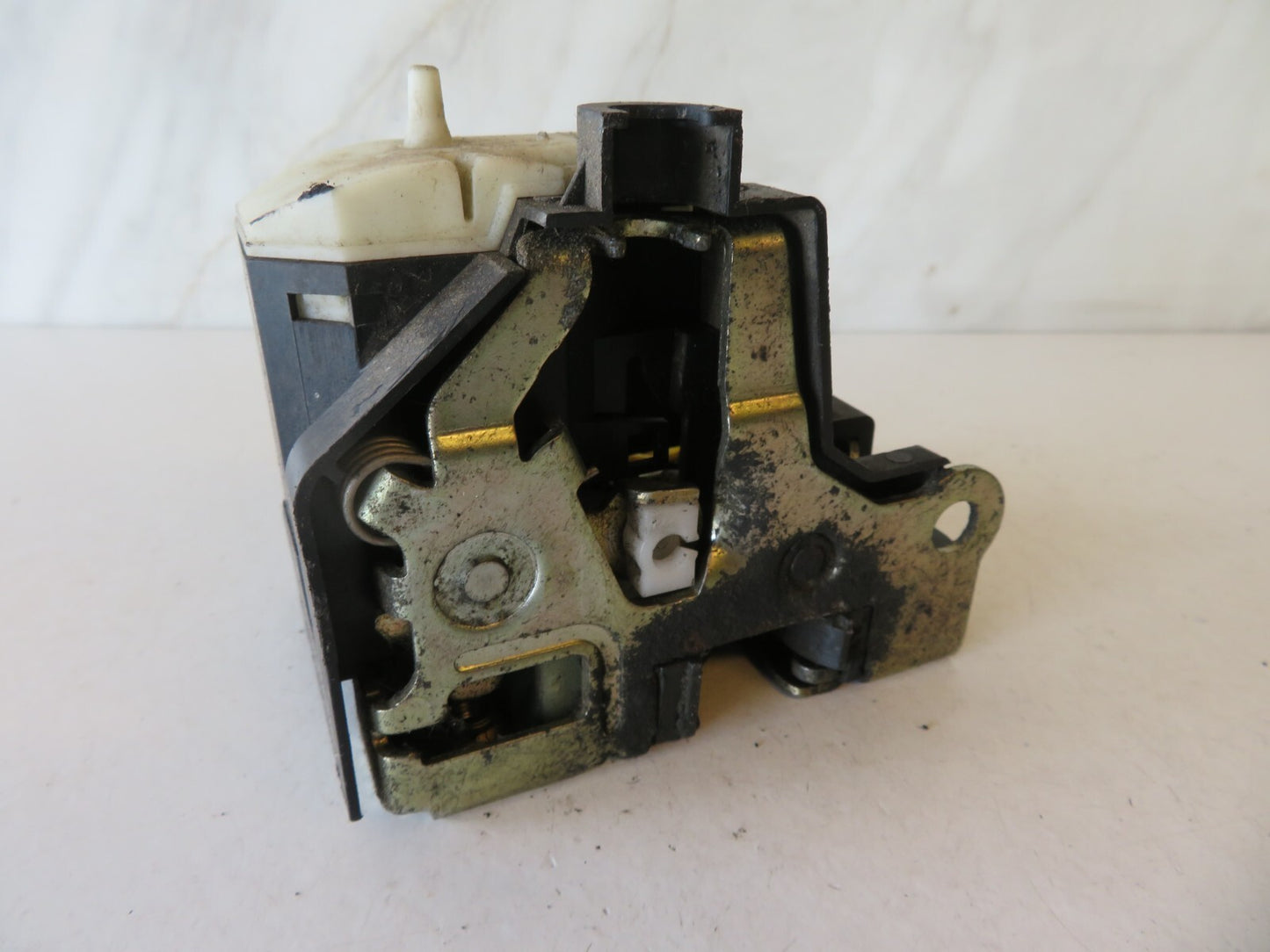 RENAULT CLIO MK2 NSF PASSENGER DOOR LOCK CATCH 2000-2006 AMS1700-3