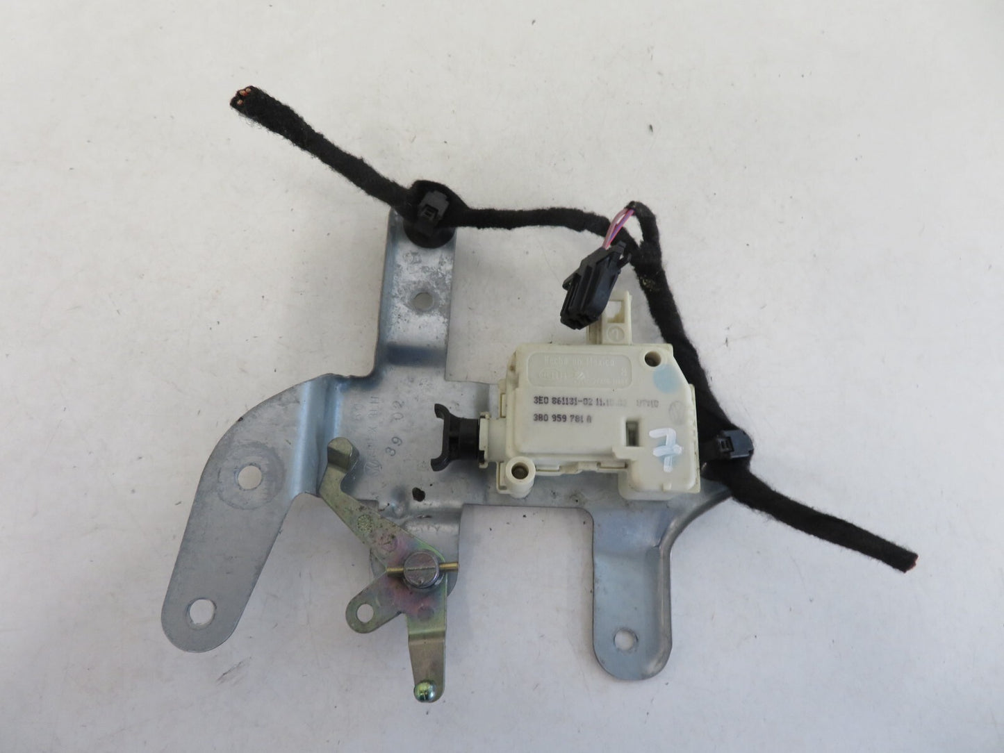 VOLKSWAGEN VW BEETLE FUEL FLAP ACTUATOR 3B0959781A 1999-2005 1641-7