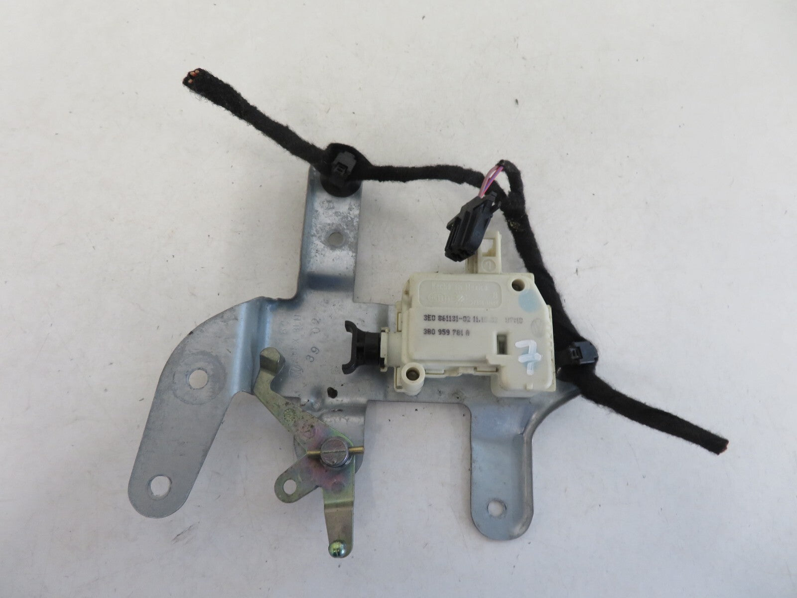 VOLKSWAGEN VW BEETLE FUEL FLAP ACTUATOR 3B0959781A 1999-2005 1641-7