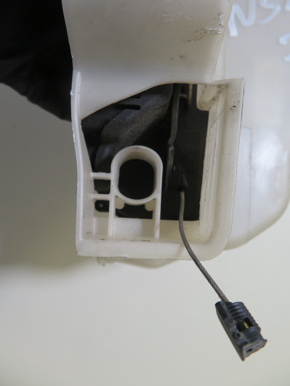 VW TOURAN NSF PASSENGER FRONT DOOR LOCK CATCH 2003-2009 1701-2