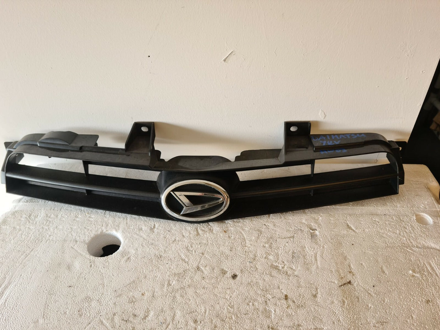 DAIHATSU YRV FRONT UPPER GRILLE 2001-2004