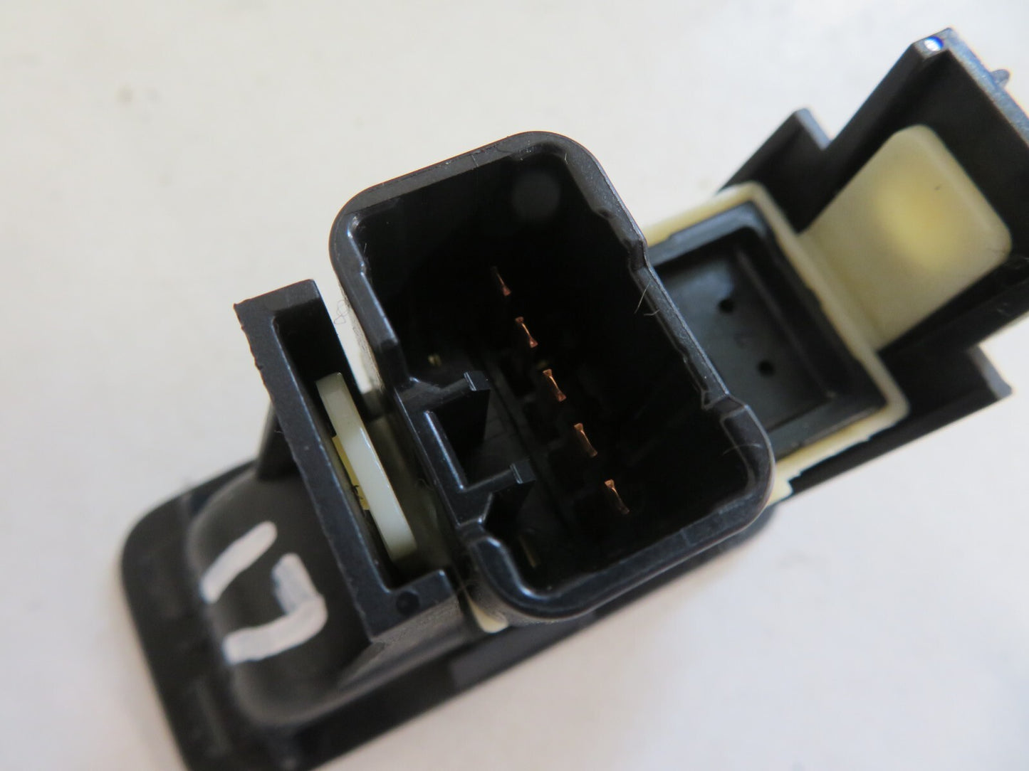 PEUGEOT 4007 OSR DRIVER SIDE SEAT FOLD DOWN SWITCH 8610A048 2007-2012 1315-17