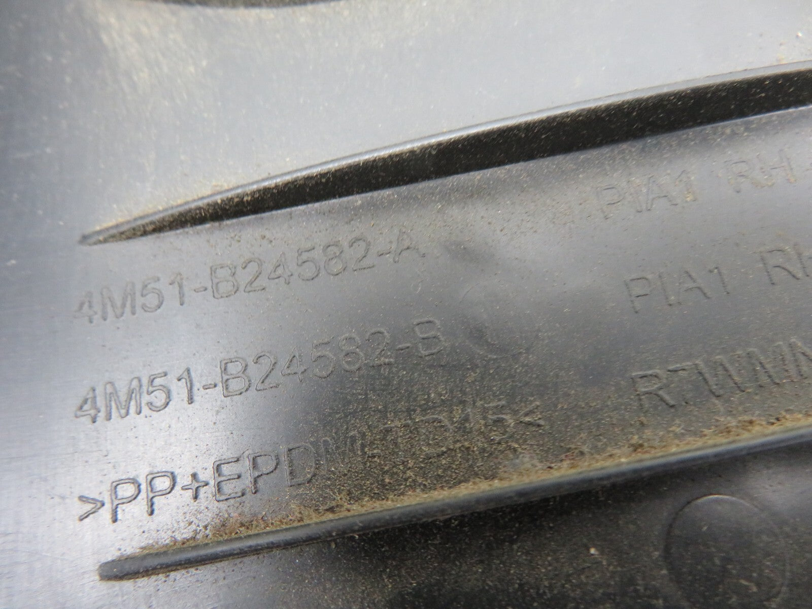 FORD FOCUS MK2 ST225 OS DRIVER B PILLAR TRIM 4M51-B24582-A 2006-2010 1654-2