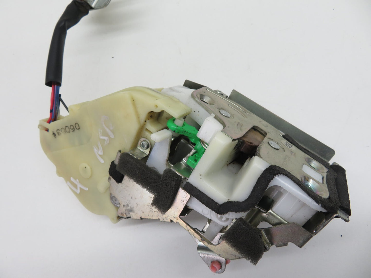 HONDA CRV MK2 NSR PASSENGER REAR DOOR LOCK CATCH 2002-2006 #1200-4