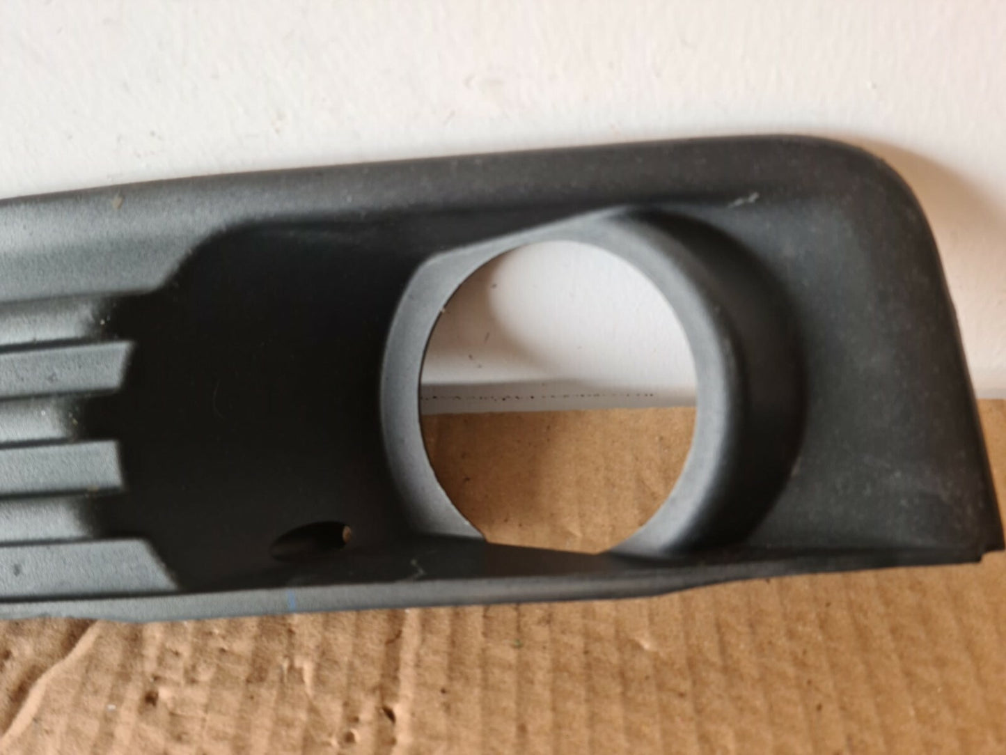 FORD FOCUS MK2 OS FRONT FOG LIGHT SURROUND TRIM 2004-2007 A34 NO2