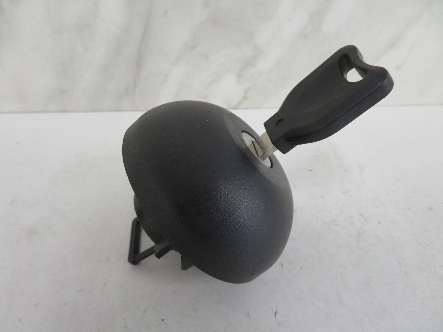 RENAULT CLIO MK2 PHASE 1 FUEL CAP WITH KEY 1998-2001 A1652-11