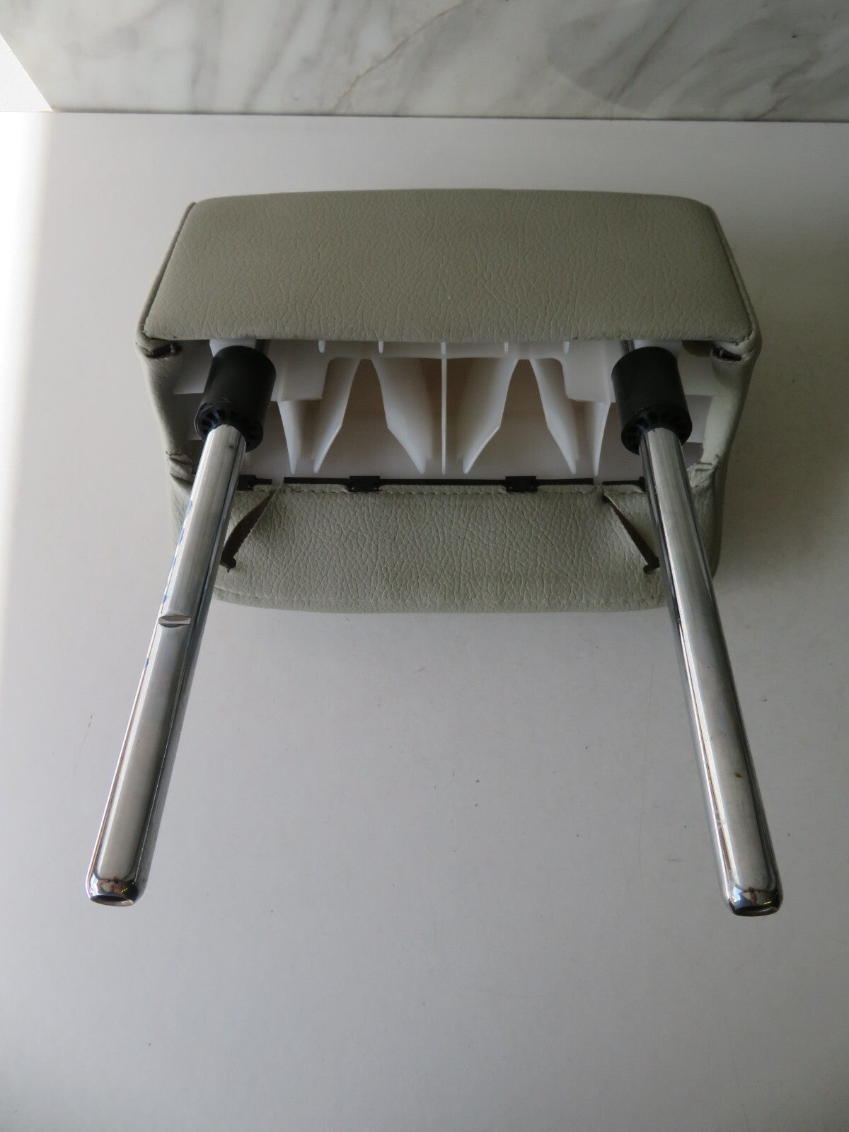 SAAB 93 CONVERTIBLE REAR LEATHER CREAM HEADREST 2004-2012 AMS1605-1