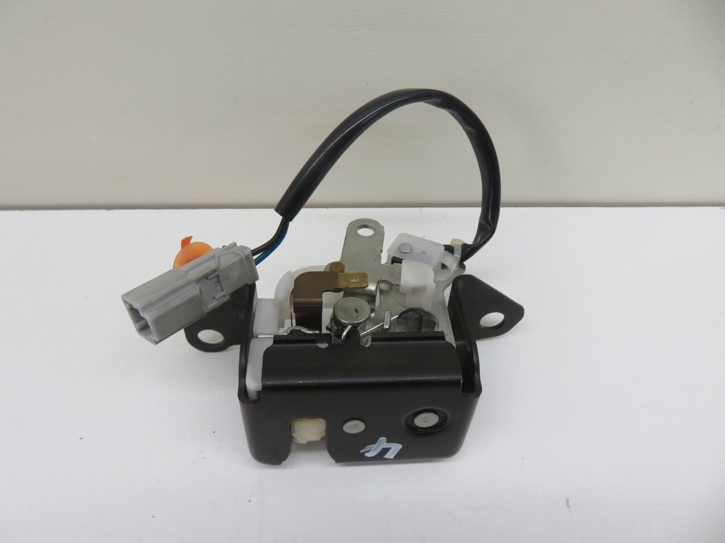 HONDA CRV MK2 REAR BOOT WINDOW LOCK CATCH 2002-2006 #1211-4