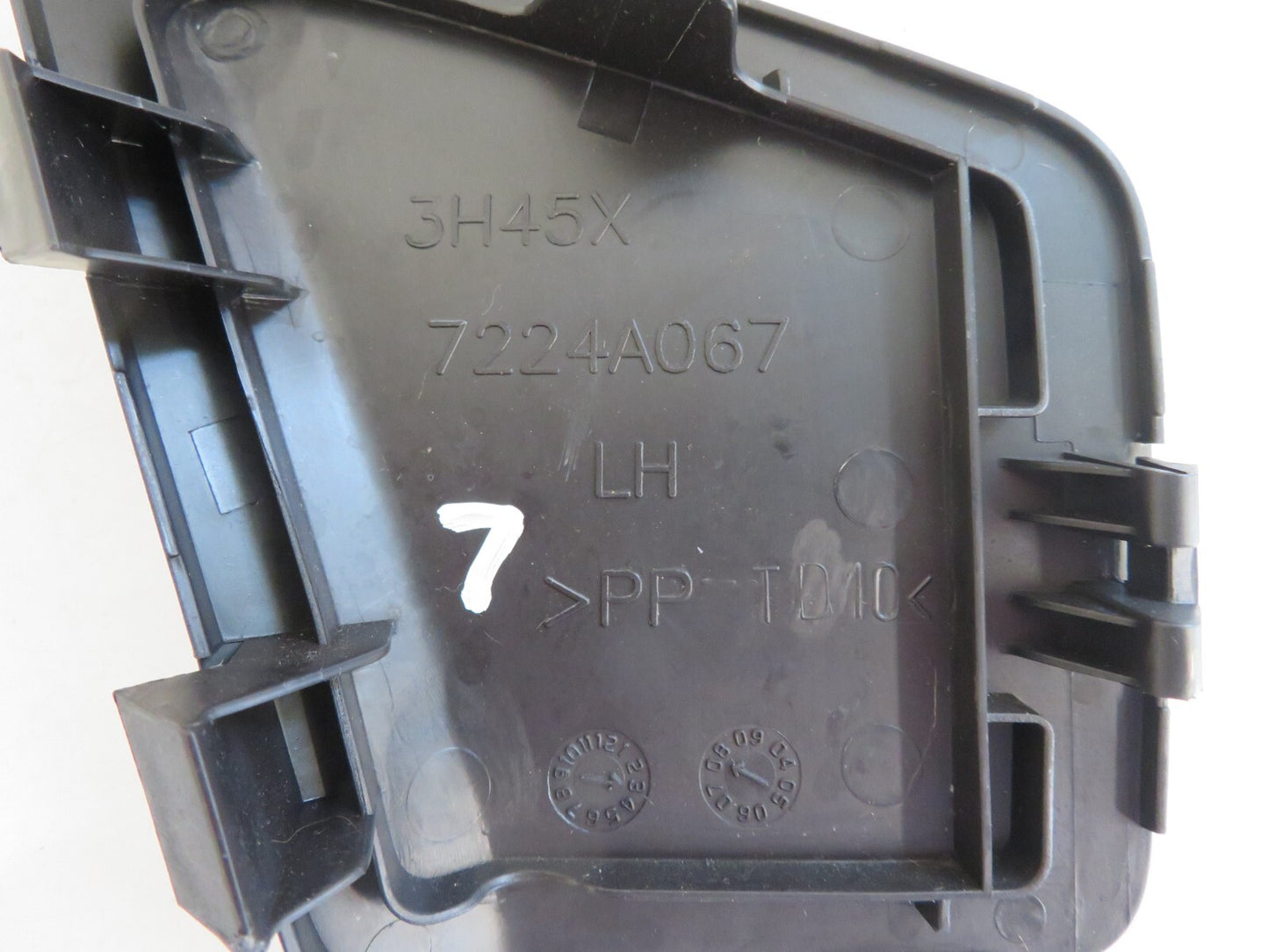 PEUGEOT 4007 NS REAR LIGHT ACCESS COVER TRIM 7224A067 2007-2012 A1315-7