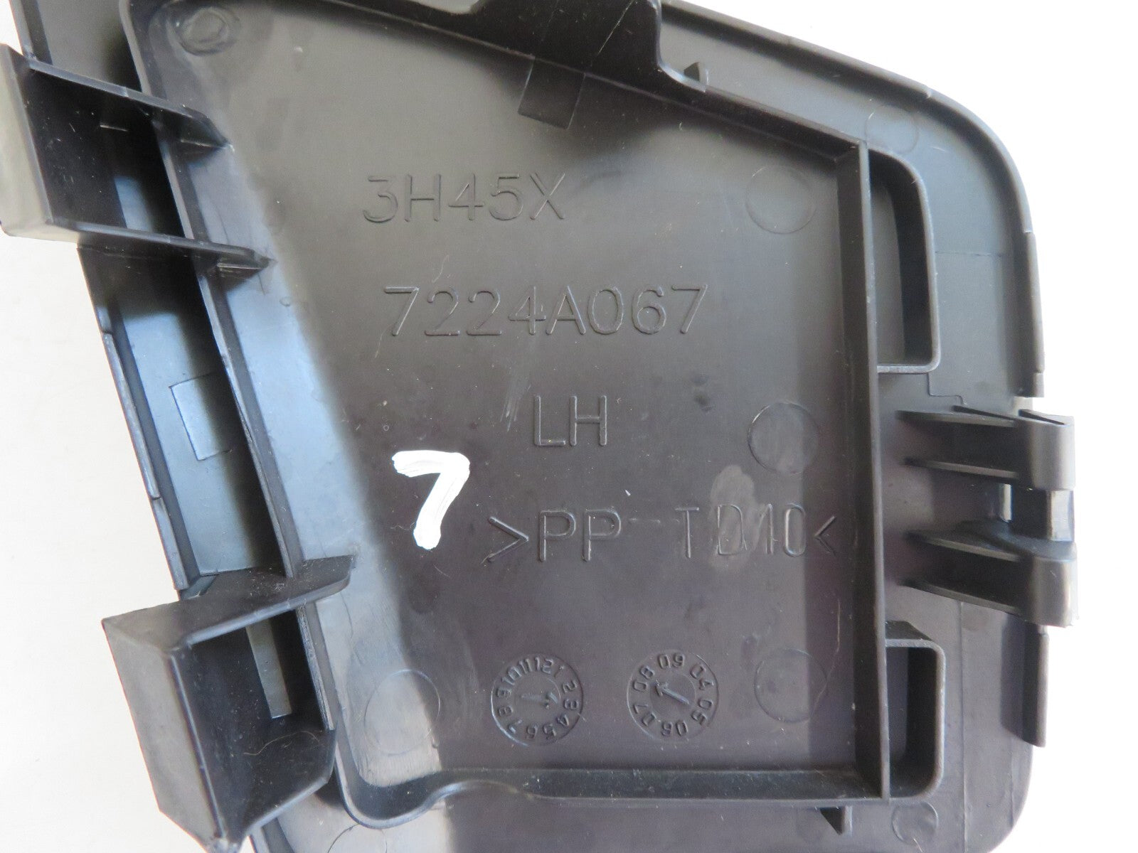 PEUGEOT 4007 NS REAR LIGHT ACCESS COVER TRIM 7224A067 2007-2012 A1315-7