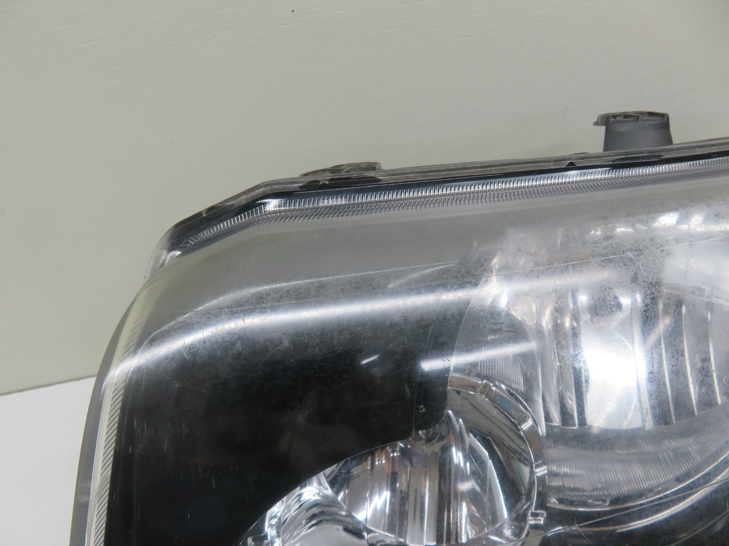 LAND ROVER FREELANDER 1 PASSENGER HEADLIGHT (BOTTOM BRACKETS BROKEN) 2004-2006