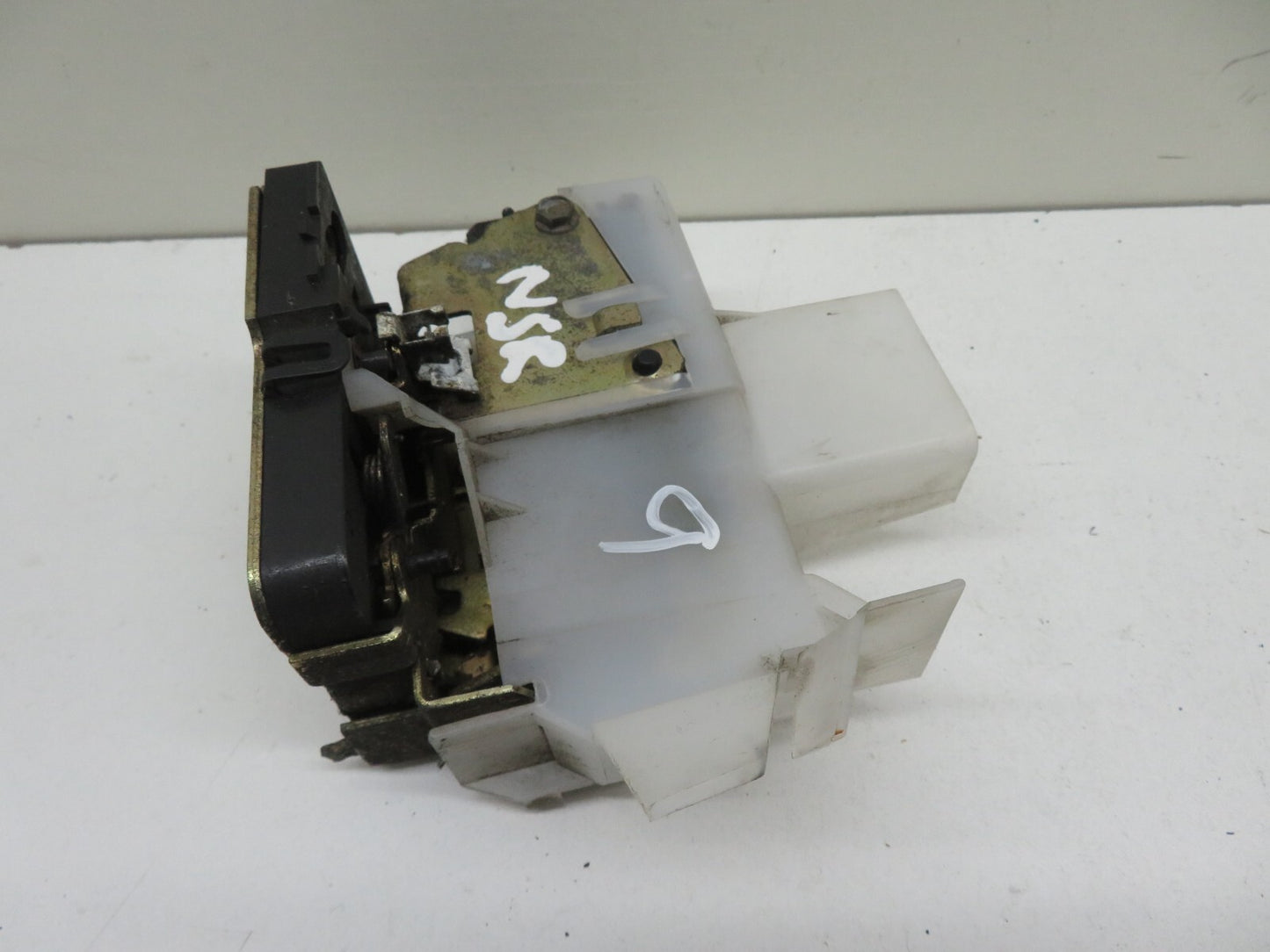 RENAULT ESPACE MK3 NSR LEFT REAR DOOR LOCK CATCH 1996-2002 1508-9