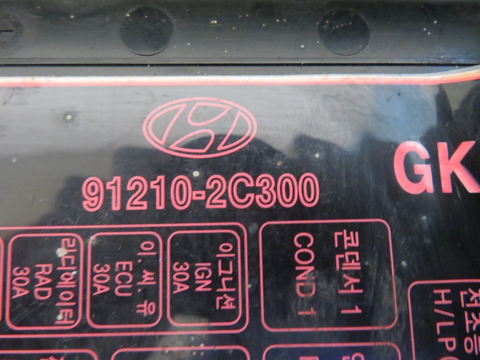 HYUNDAI TIBURON COUPE ENGINE BAY FUSE BOX COVER 91210-2C300 1996-2001 MIX1411-17