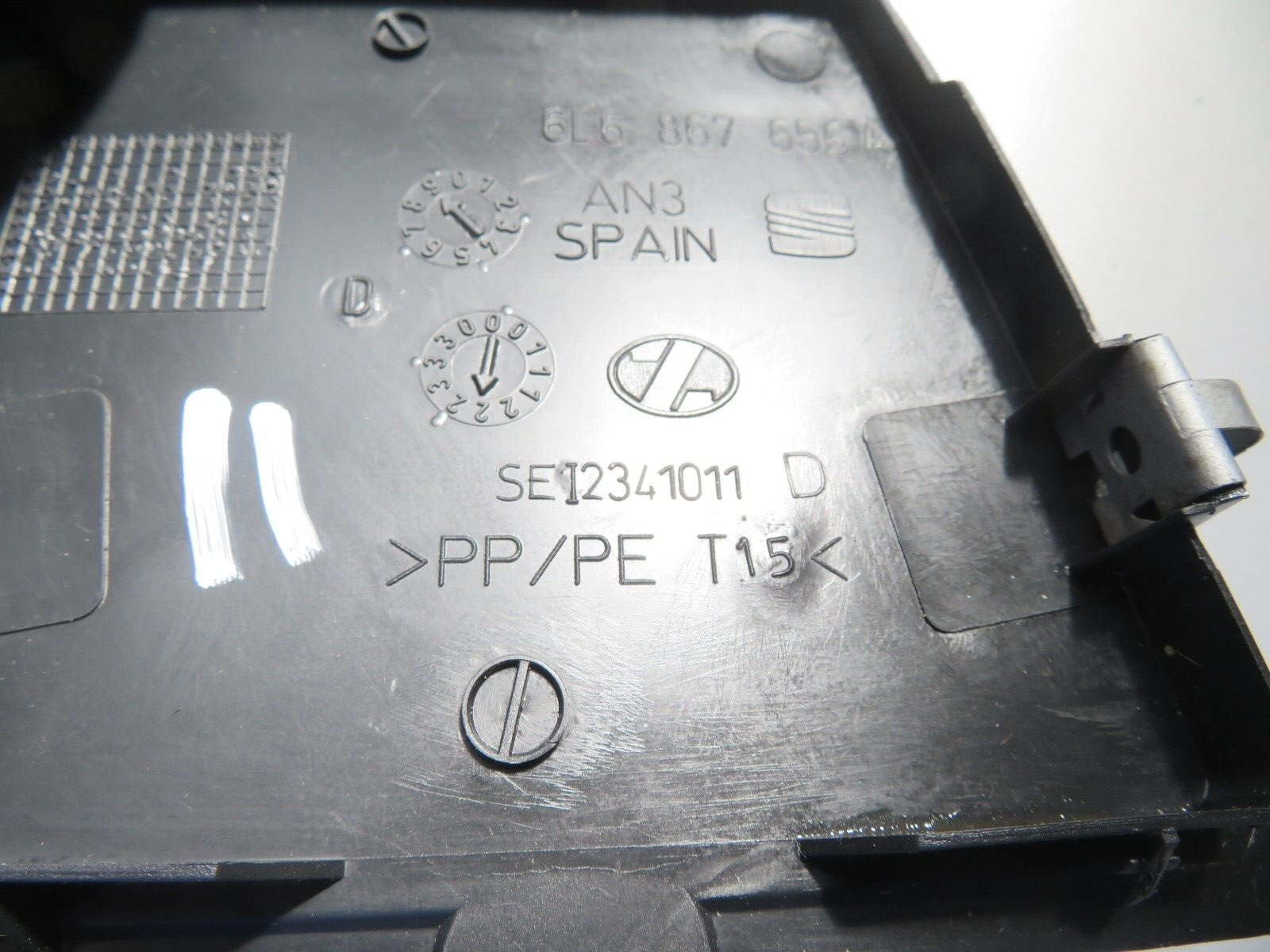 SEAT IBIZA MK3 6L REAR LIGHT ACCESS COVER TRIM RH 6L6867656A 2002-2008 2018-11