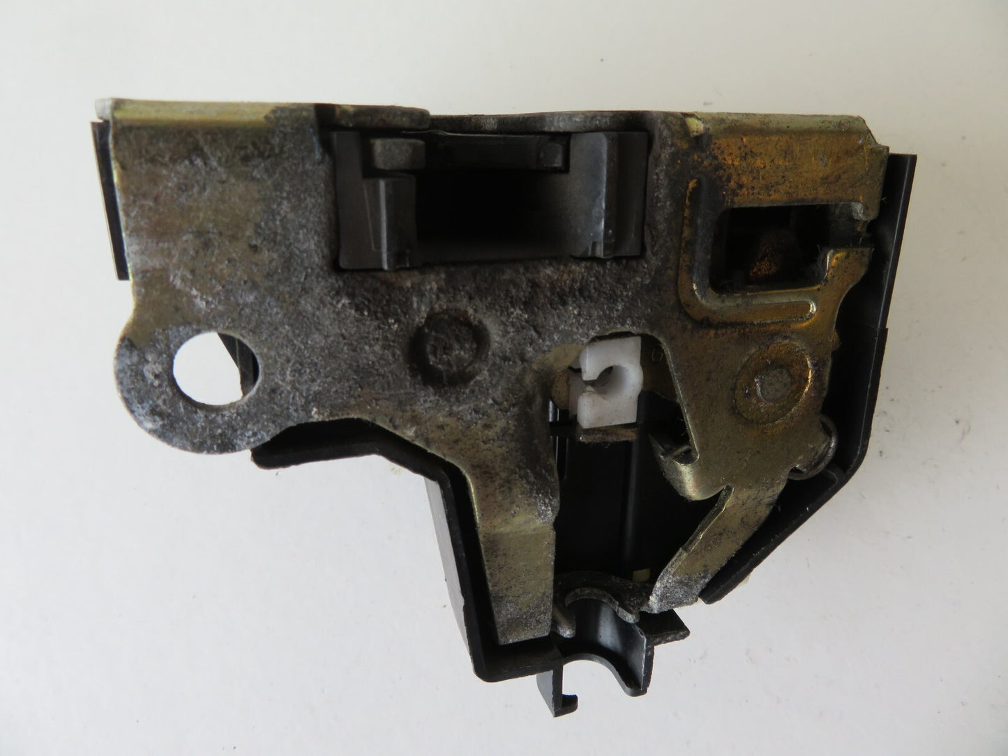 RENAULT CLIO MK2 NS PASSENGER DOOR LOCK CATCH 3DR 2001-2006 AMS1136