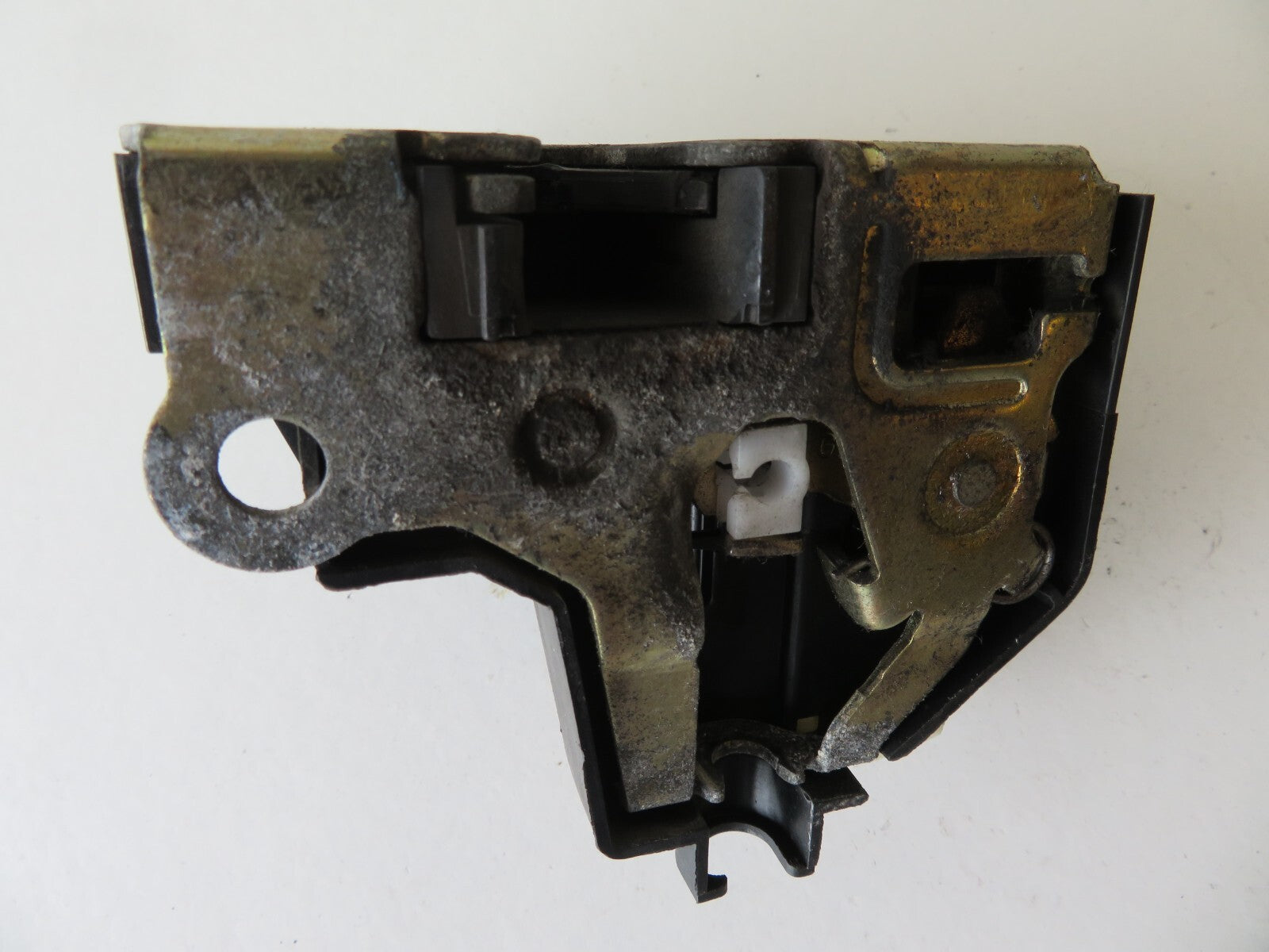 RENAULT CLIO MK2 NS PASSENGER DOOR LOCK CATCH 3DR 2001-2006 AMS1136