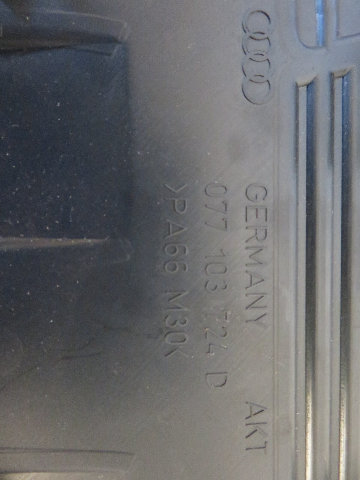 AUDI A8 D2 V8 3.7 ENGINE COVER 1998-2002