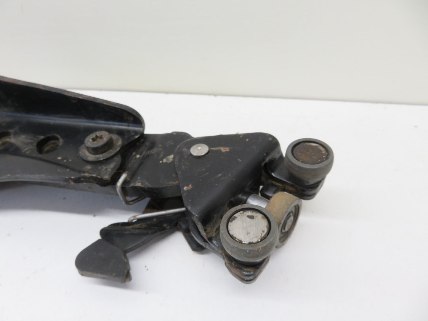 PEUGEOT BIPPER NS SLIDING DOOR BOTTOM ROLLER HINGE 2008-2015 1734-14