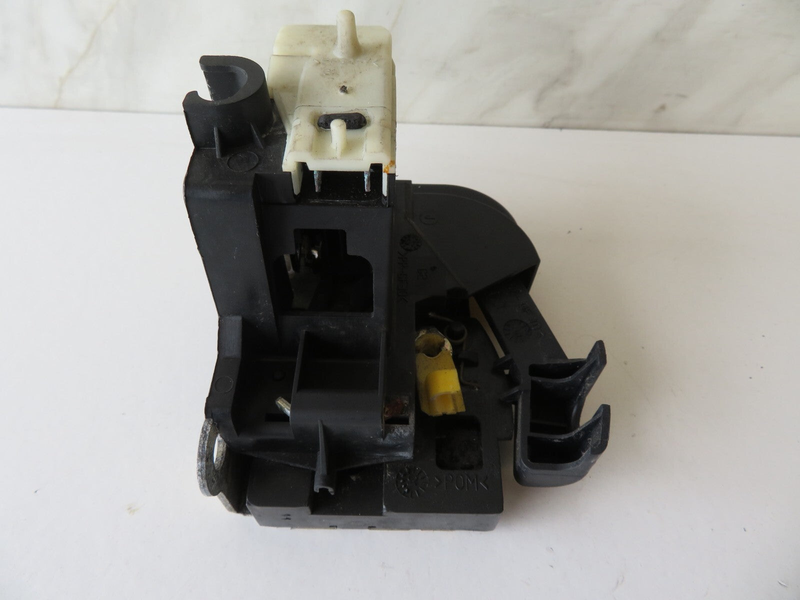 RENAULT CLIO MK2 NS PASSENGER DOOR LOCK CATCH 3DR 2001-2006 AMS1136