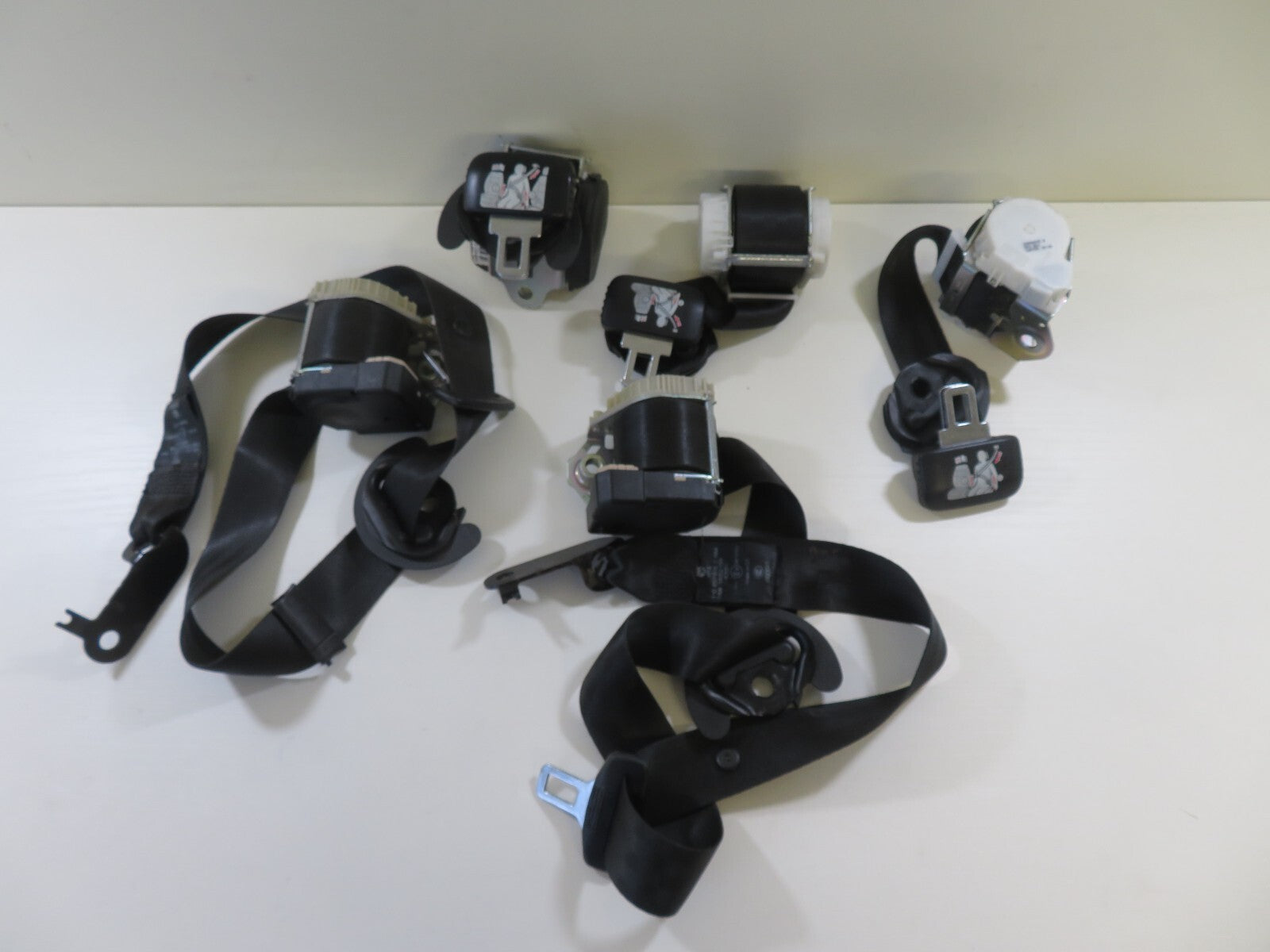 VOLKSWAGEN VW TOURAN REAR SEAT BELTS MIDDLE THIRD ROW CADDY 2K 2003-2009 1347-2