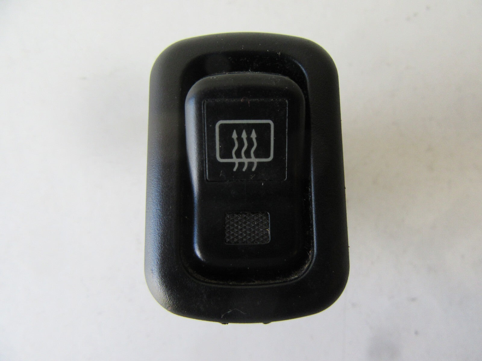 DAIHATSU YRV REAR WINDOW DEMIST SWITCH 2000-2005 HW03