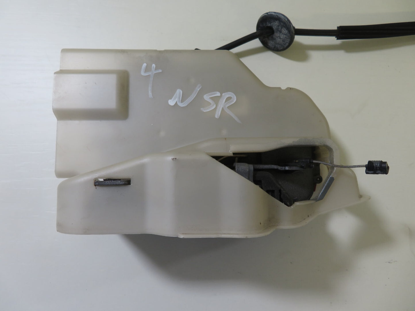 VW TOURAN NSR PASSENGER REAR DOOR LOCK CATCH 2003-2009 1701-4