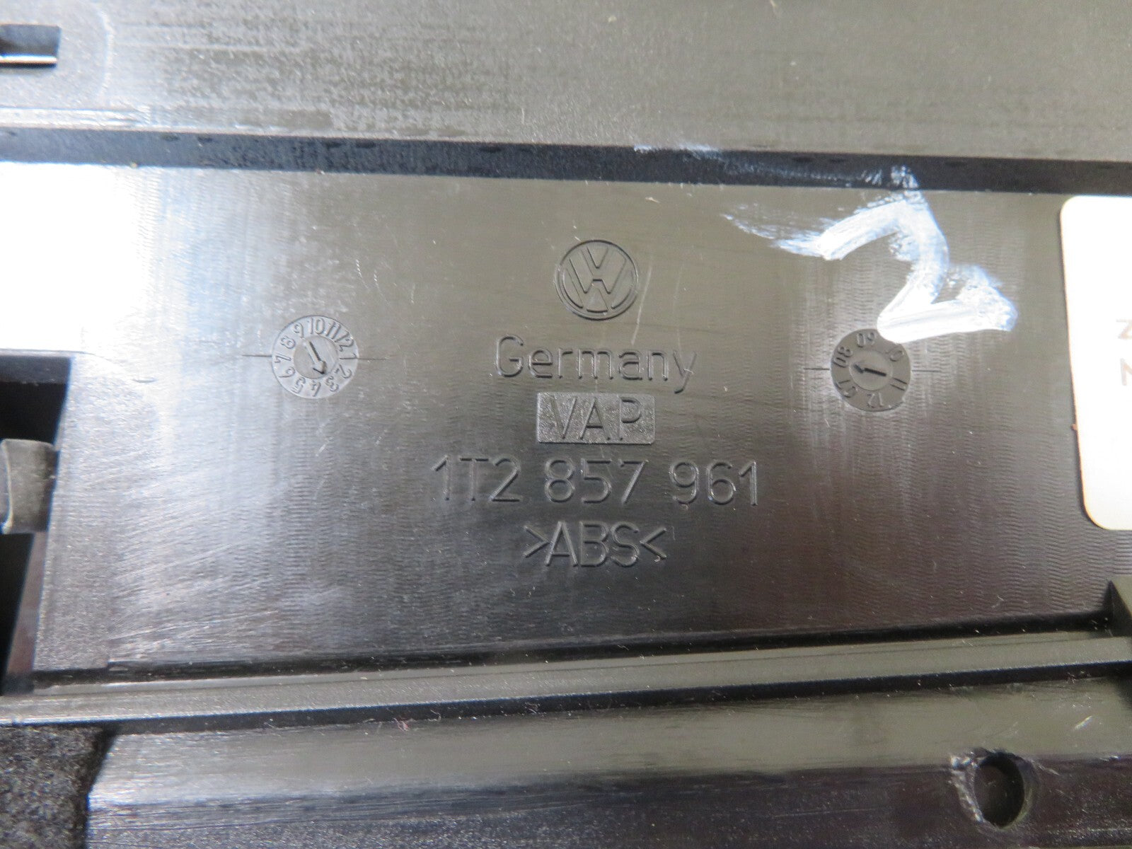 VOLKSWAGEN VW TOURAN FRONT ASHTRAY 12V SOCKET 1T2857961H 2003-2009 1014-2