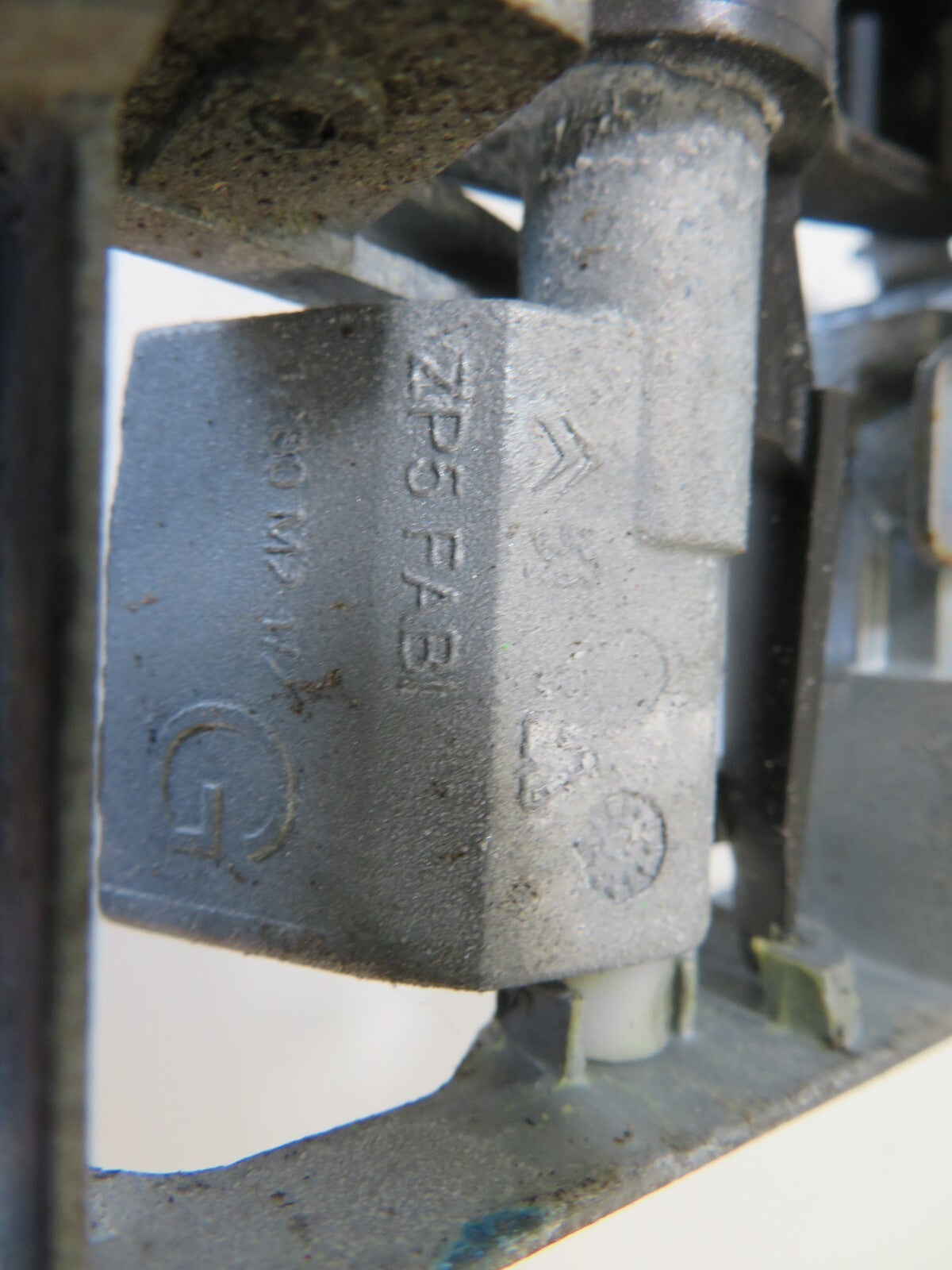 PEUGEOT 308 NSF DOOR LOCK CATCH 2007-2013 1410-2