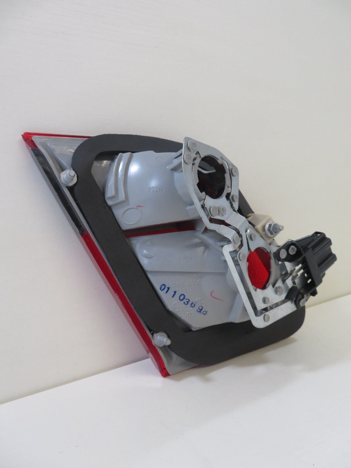 OS DRIVER REAR INNER TAIL LIGHT FOR MERCEDES E CLASS 1995-1998 440-1301-UE-DR