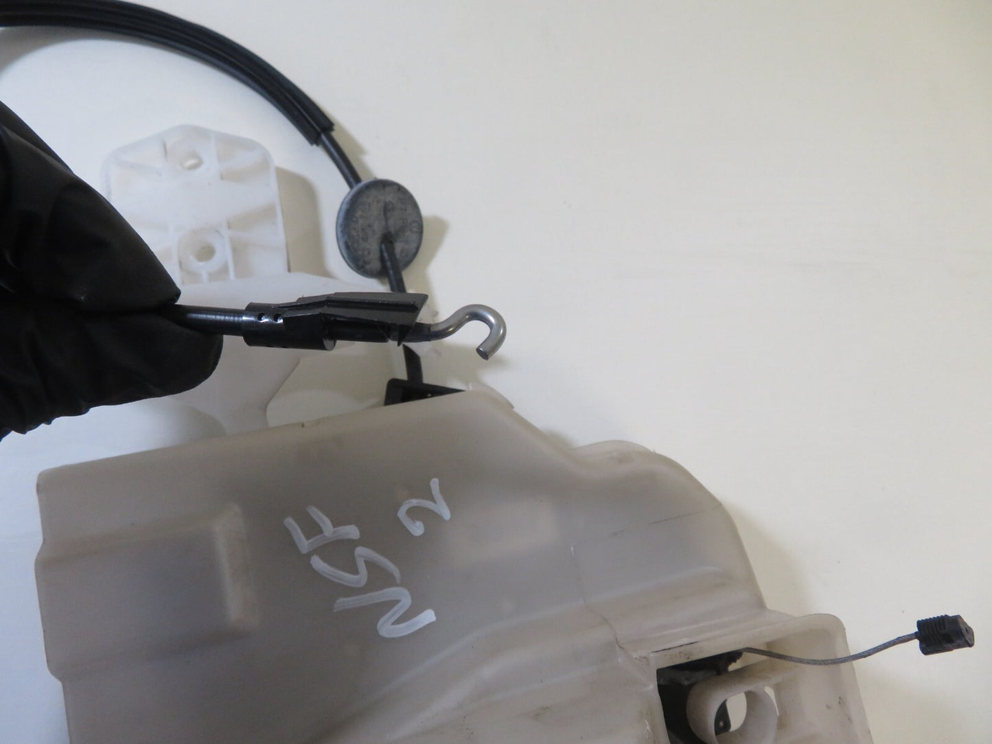 VW TOURAN NSF PASSENGER FRONT DOOR LOCK CATCH 2003-2009 1701-2