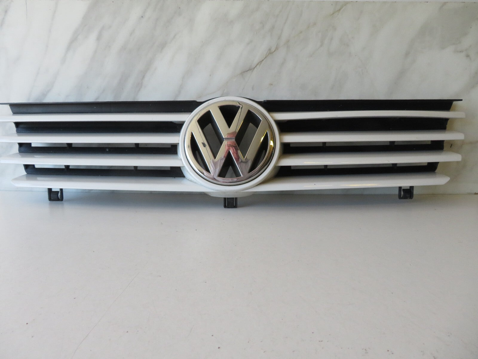 VOLKSWAGEN VW POLO FRONT GRILL BADGE 6N0853651J 1999-2003