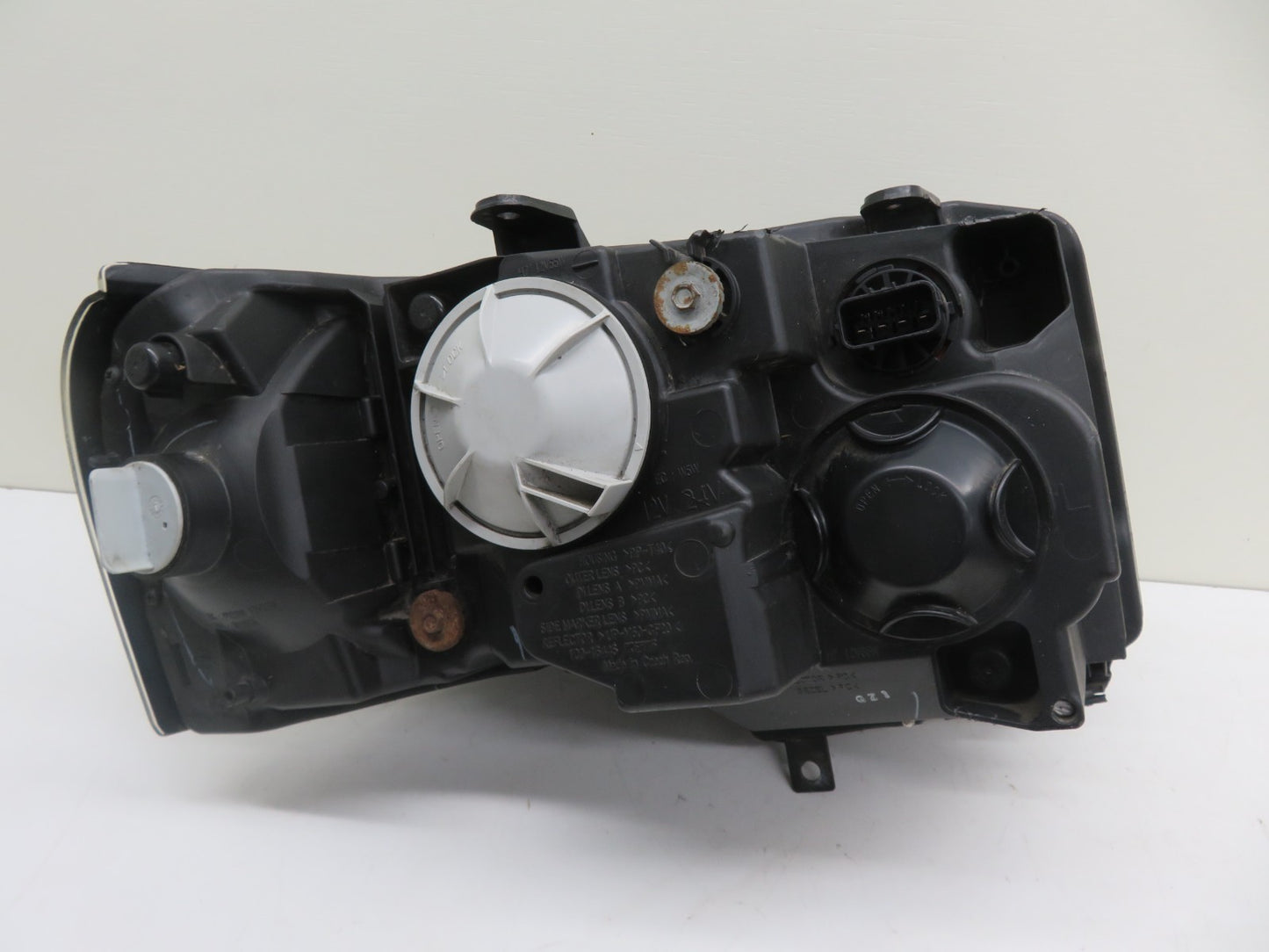 LAND ROVER FREELANDER 1 PASSENGER HEADLIGHT (BOTTOM BRACKETS BROKEN) 2004-2006