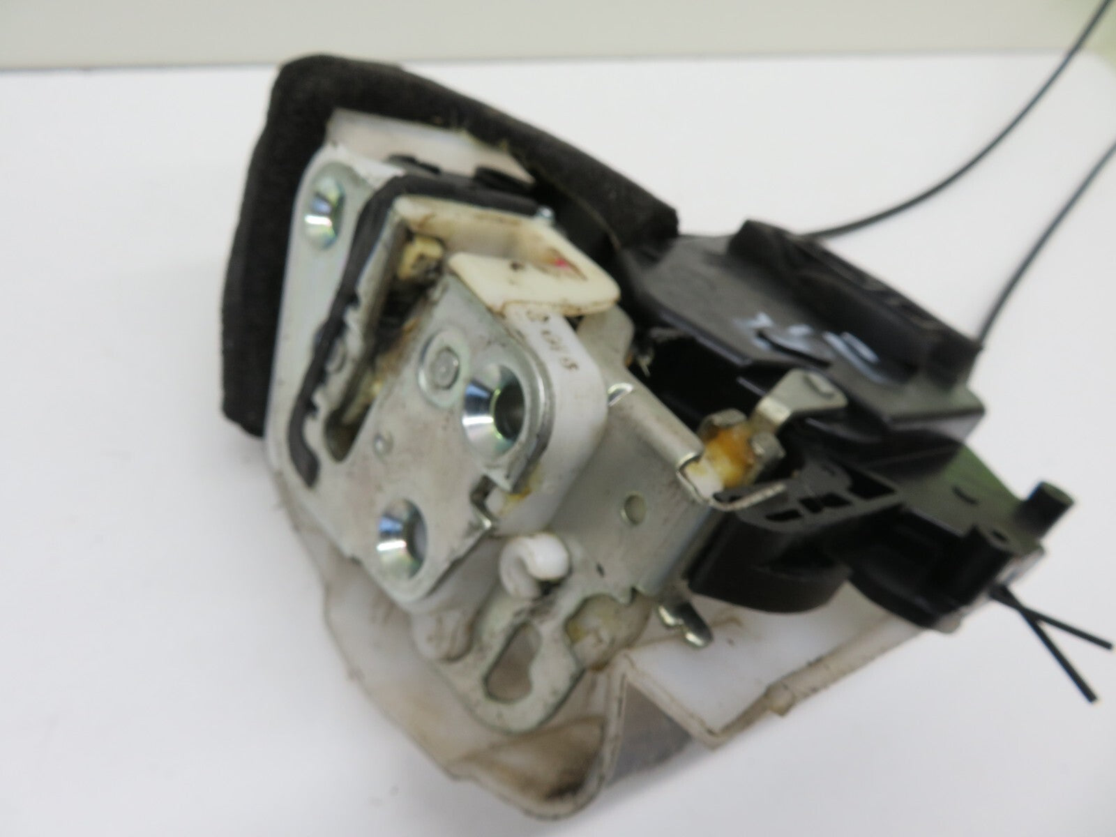 SUBARU FORESTER NSF PASSENGER FRONT DOOR LOCK CATCH 2008-2013 A601-17