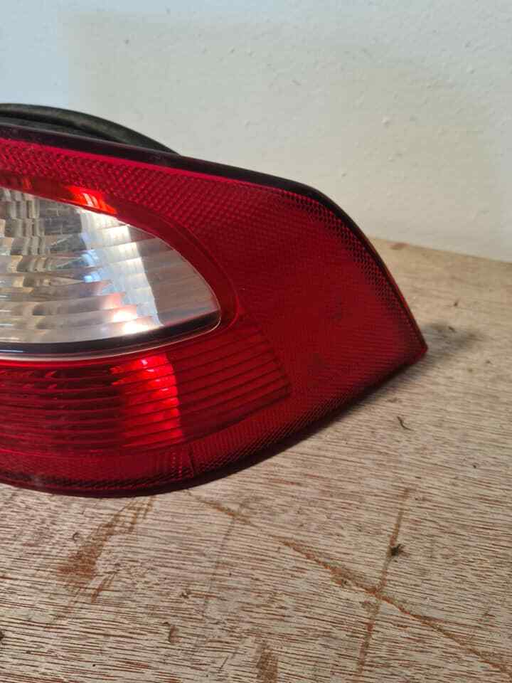RENAULT LAGUNA MK2 HATCHBACK REAR OUTER TAIL LIGHT 2002-2004 A06